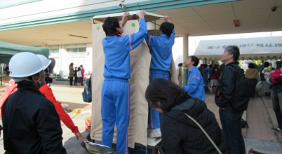 ①富士第二小学校避難所運営訓練で仮設トイレを組み立てる様子