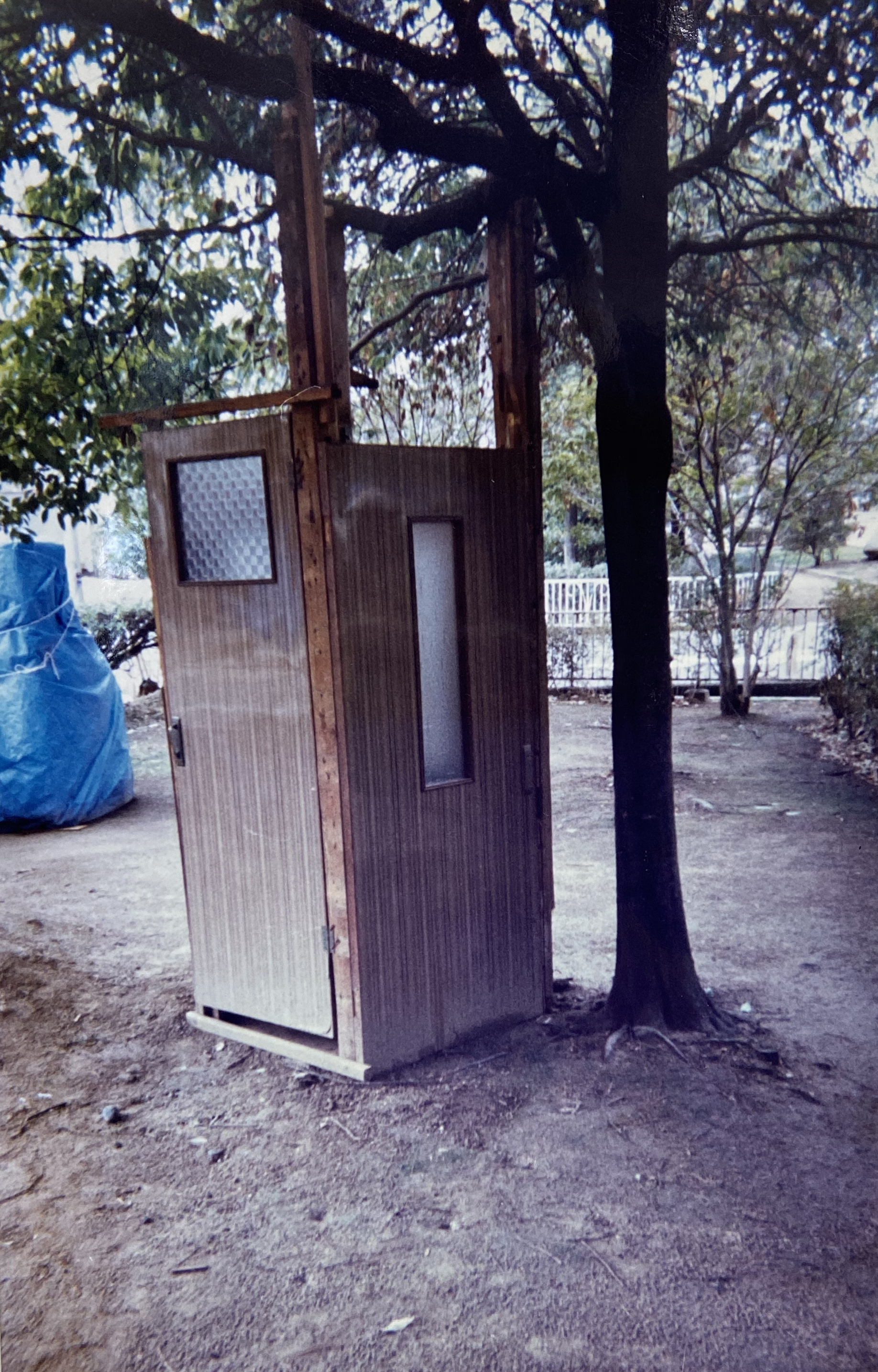 公園の手作りトイレ（便槽は地中に埋められたオイルの空き缶）