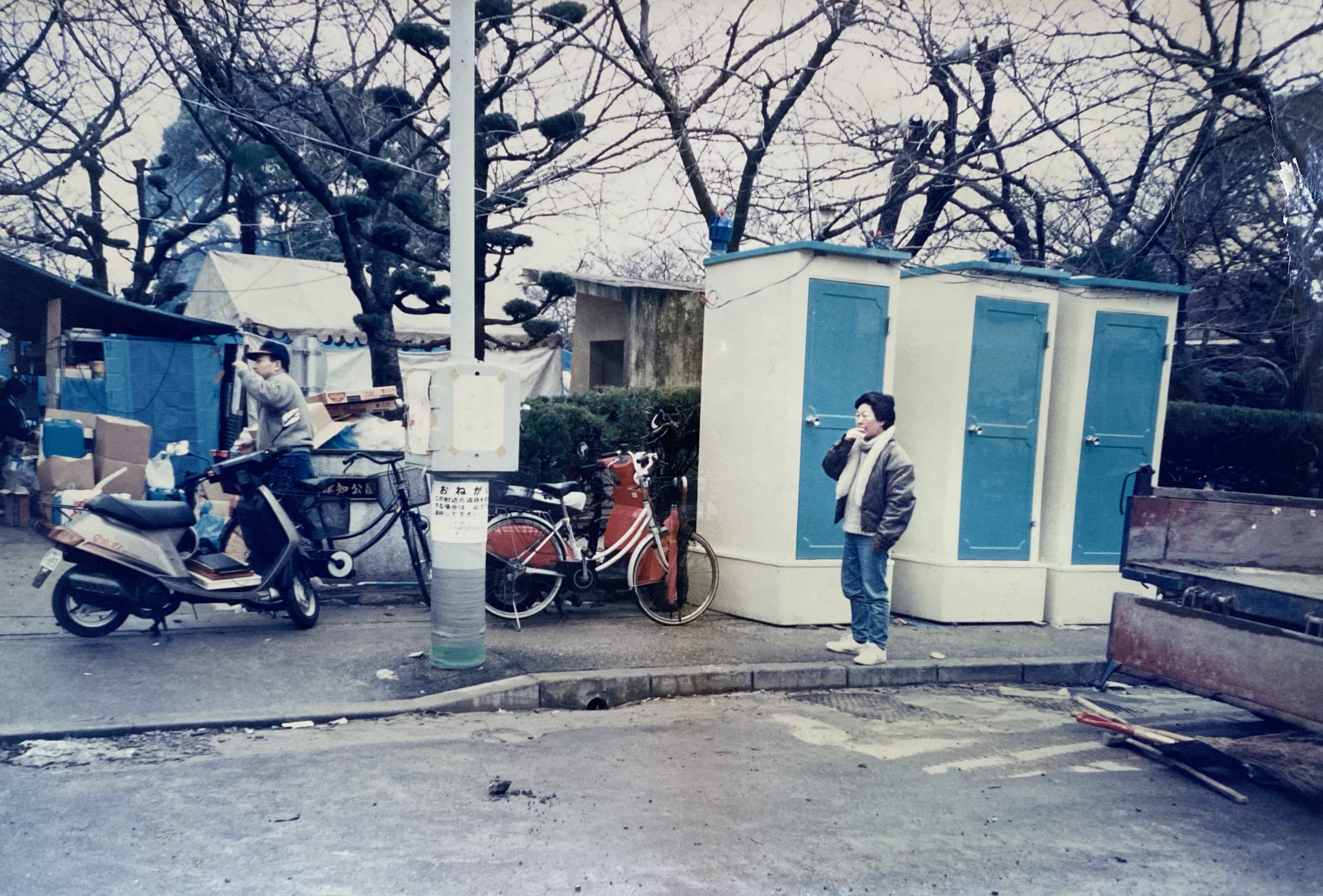 街なかに設置された仮設トイレ