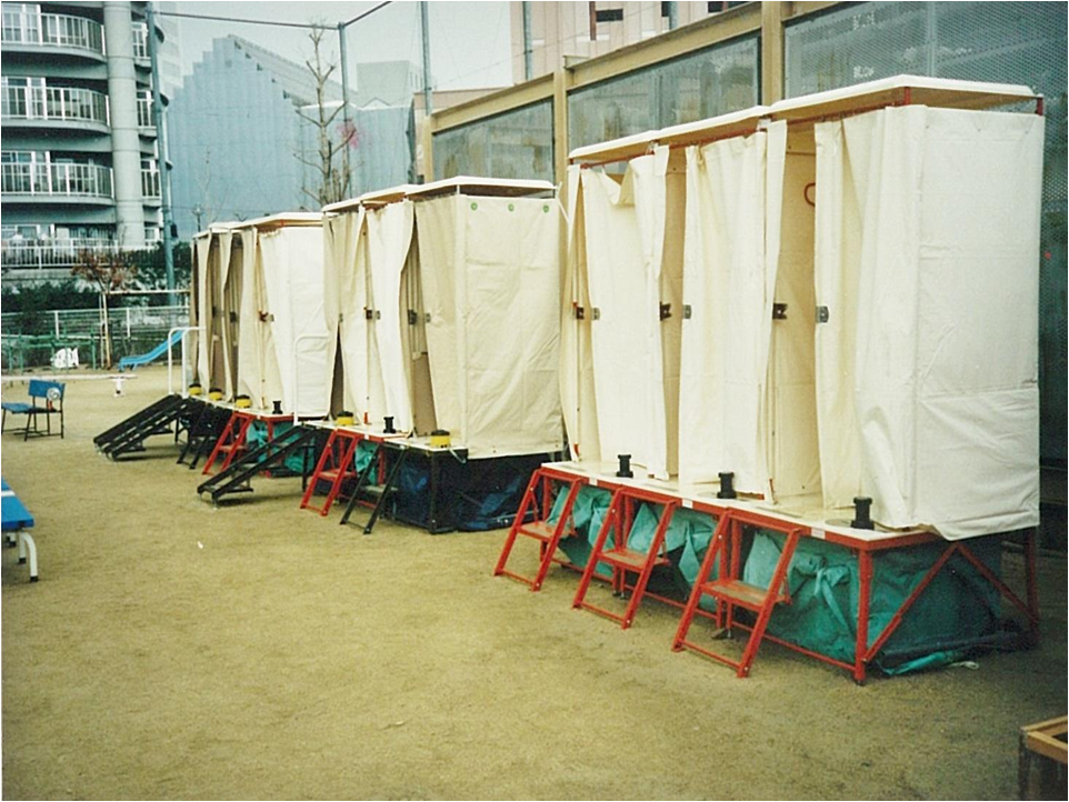 避難所校庭の仮設トイレ