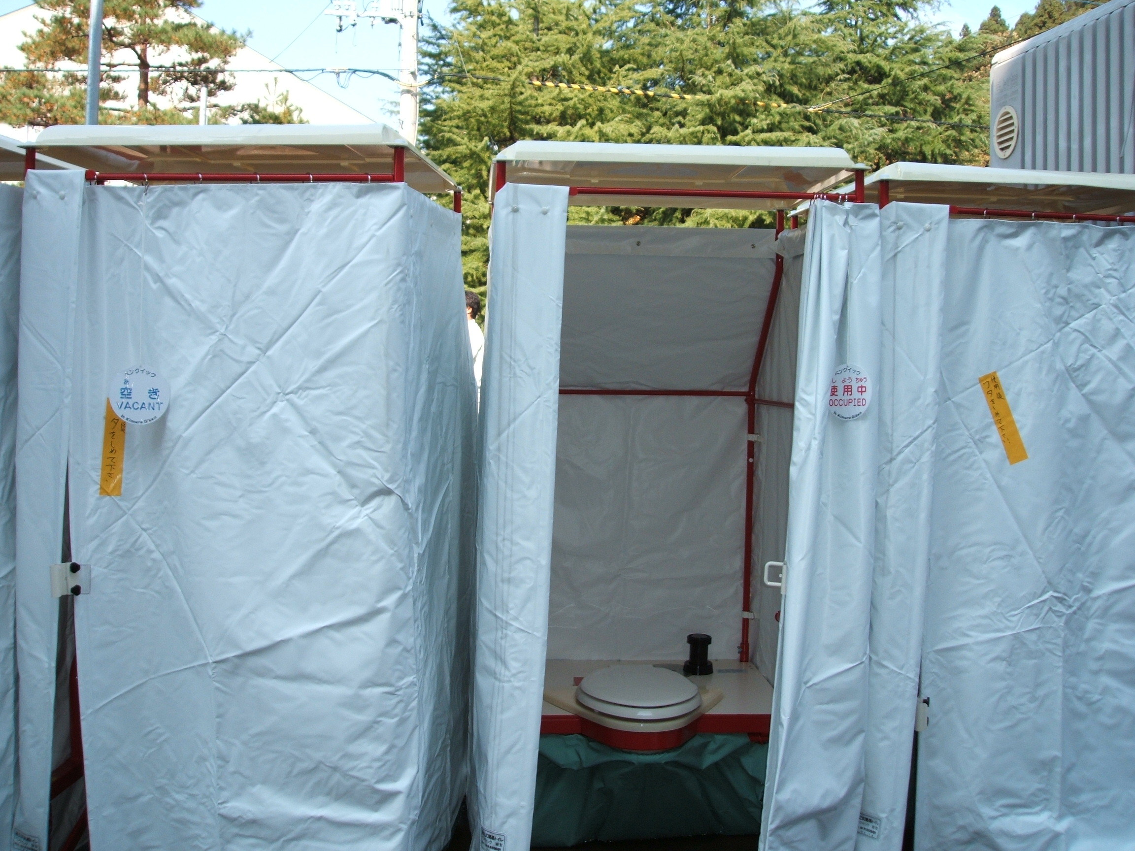 避難所に設置された仮設トイレ