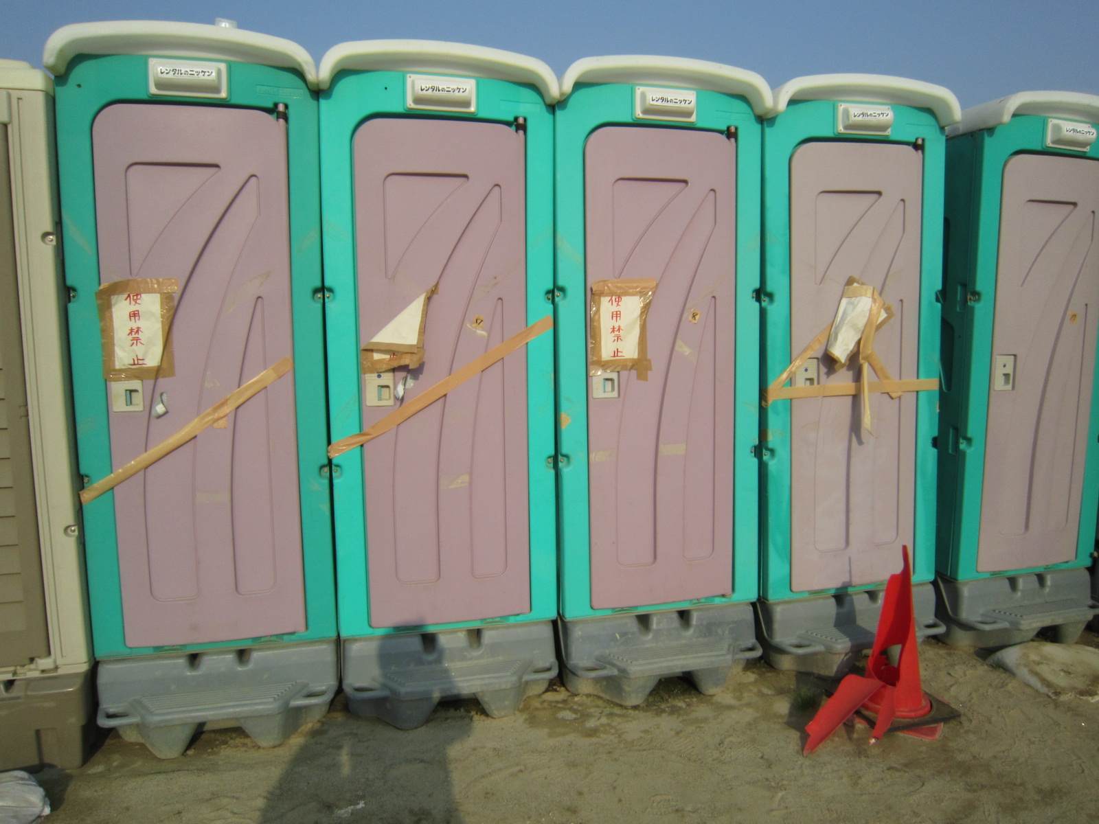 バキュームカー不足で汲み取りができず、使用禁止になった仮設トイレ