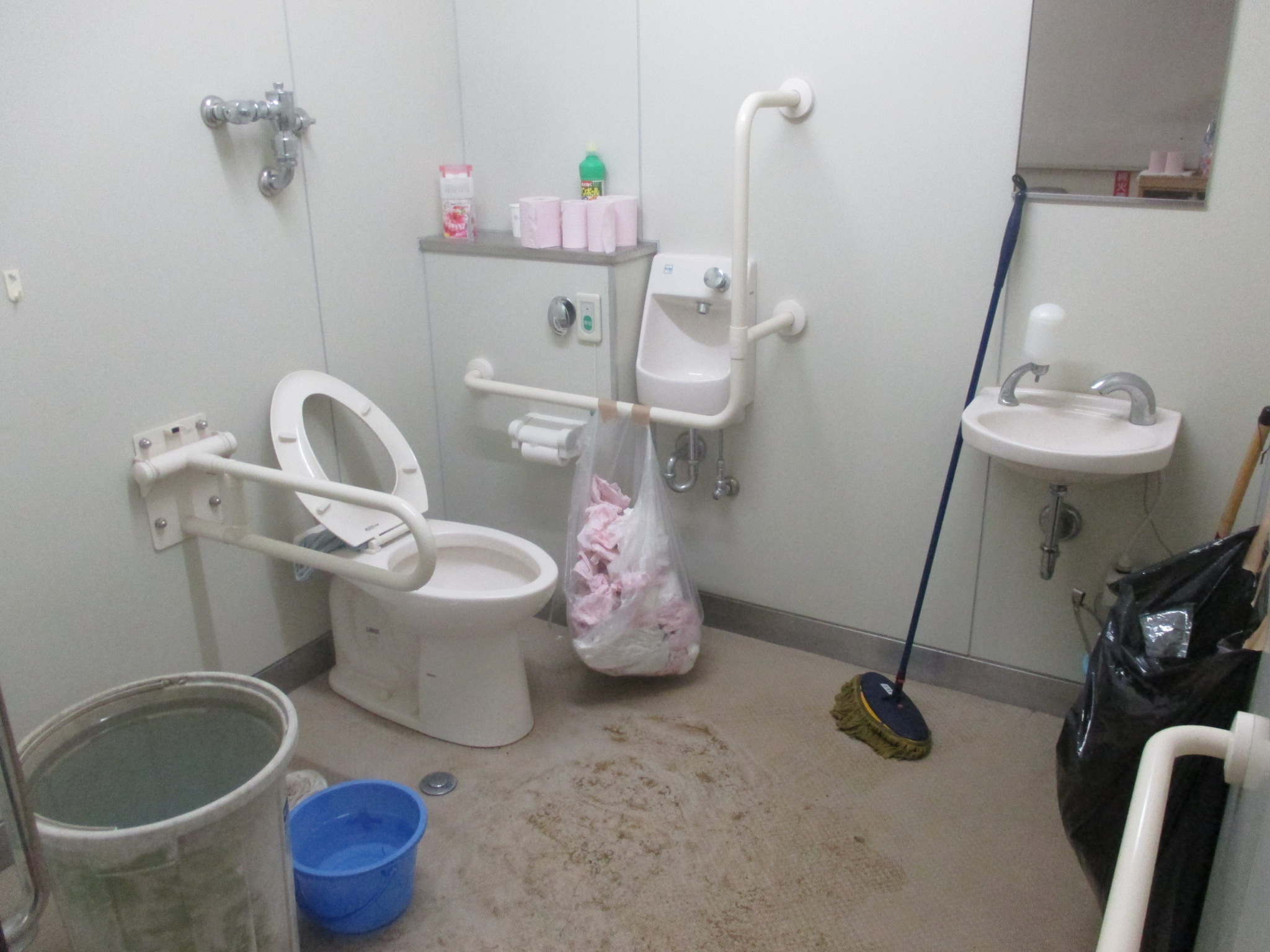 バケツ洗浄で対応した避難所トイレ
